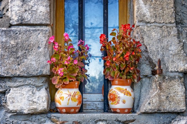 8 IDEAS FOR OUTDOOR WALL DECORATIONS